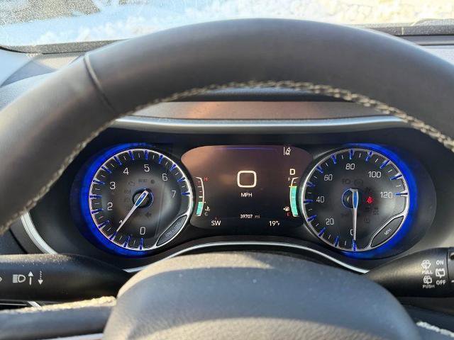 Used 2024 Chrysler Pacifica Touring-L FWD image 16