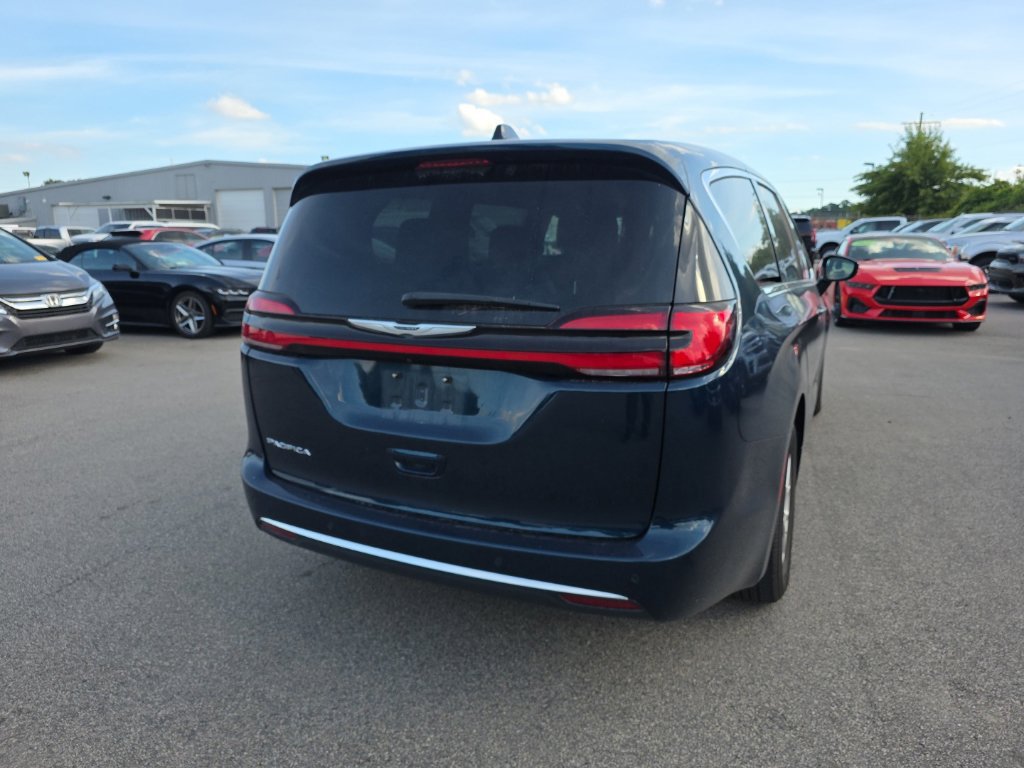 Used 2025 Chrysler Pacifica Select FWD image 3