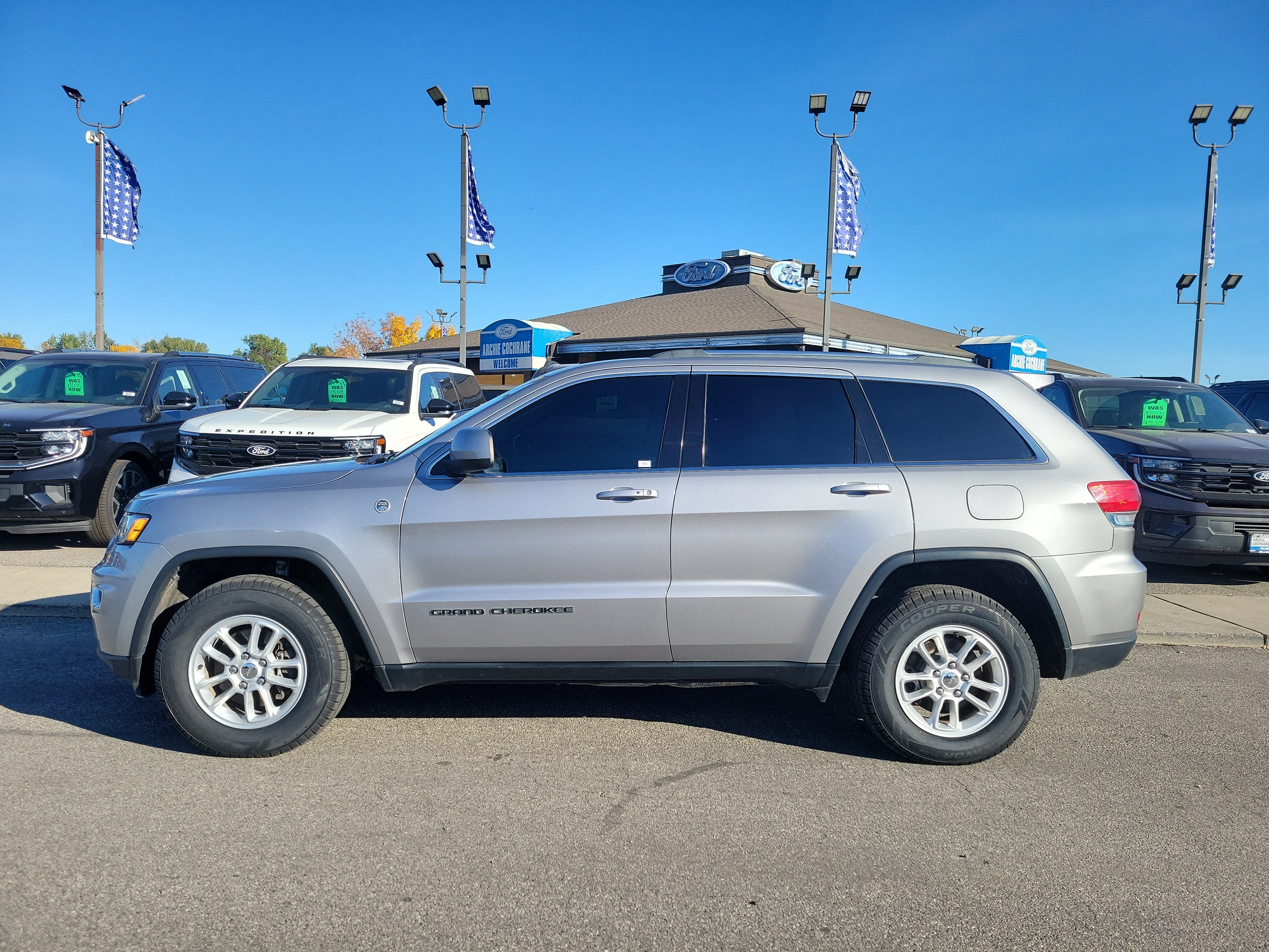 Used 2019 Jeep Grand Cherokee Laredo AWD/4WD image 2