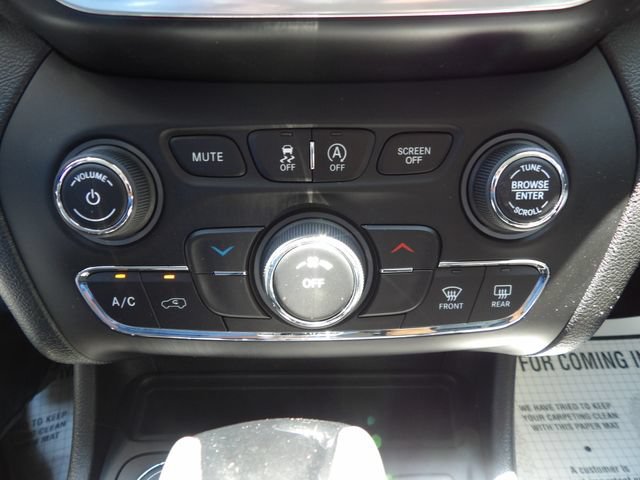 Used 2021 Jeep Cherokee Latitude Plus AWD/4WD image 26