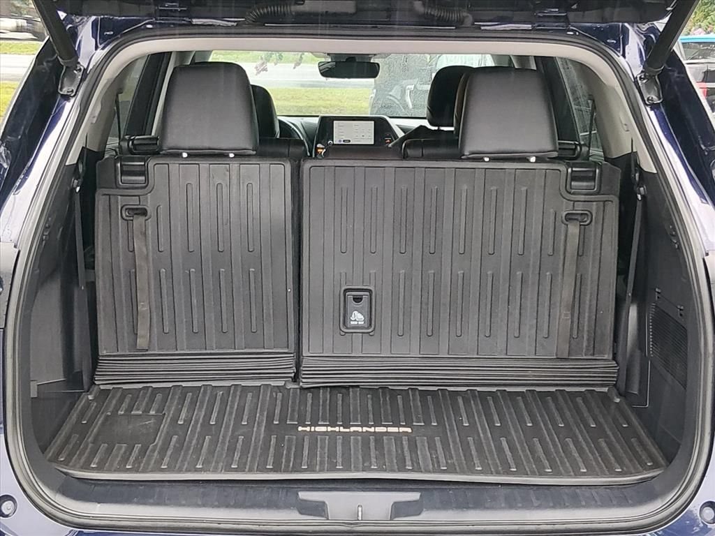 Used 2023 Toyota Highlander XLE FWD image 16