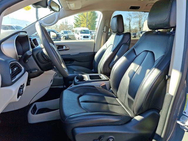 Used 2023 Chrysler Pacifica Touring-L image 14