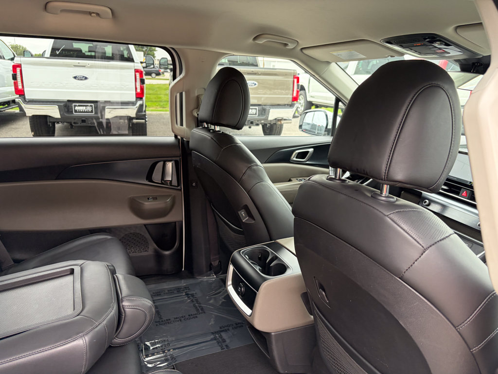 Used 2025 Kia Carnival FWD image 18