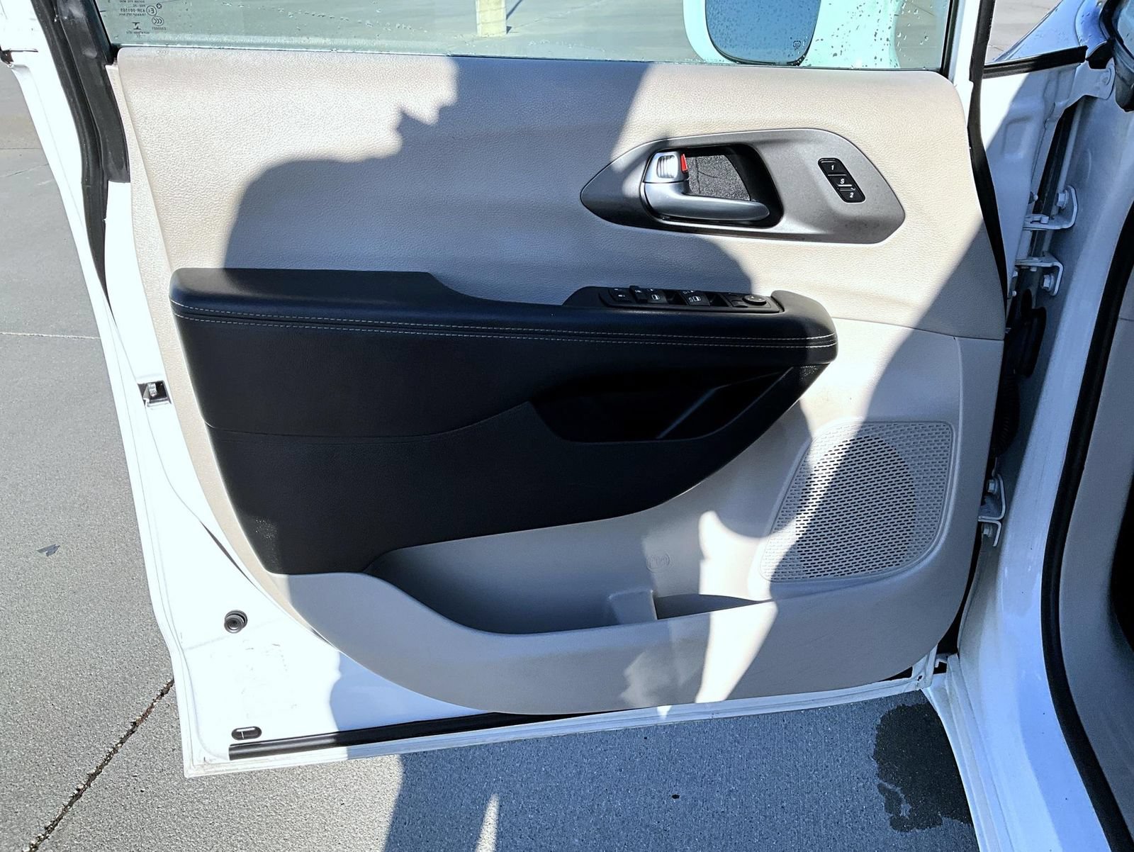Used 2022 Chrysler Pacifica Touring-L FWD image 9