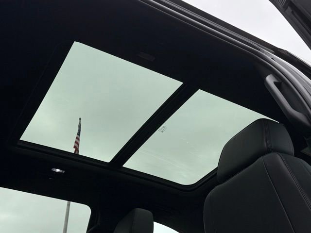 Used 2023 Chevrolet Suburban High Country image 34