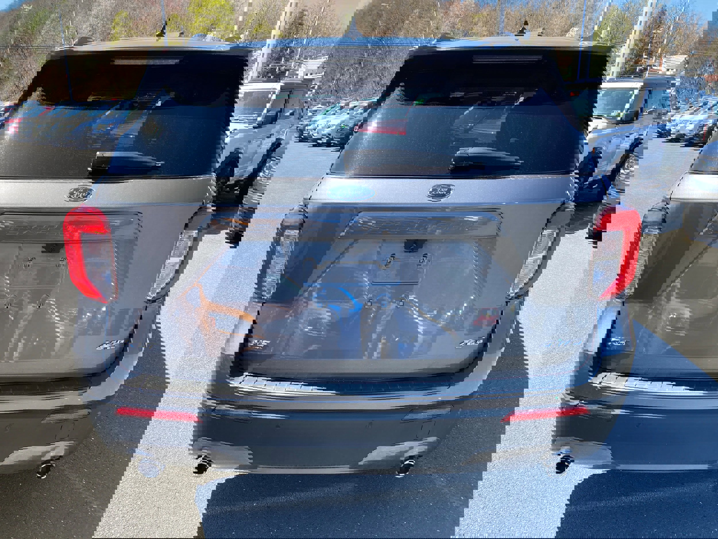 Certified 2022 Ford Explorer XLT w/ Equipment Group 202A image 3