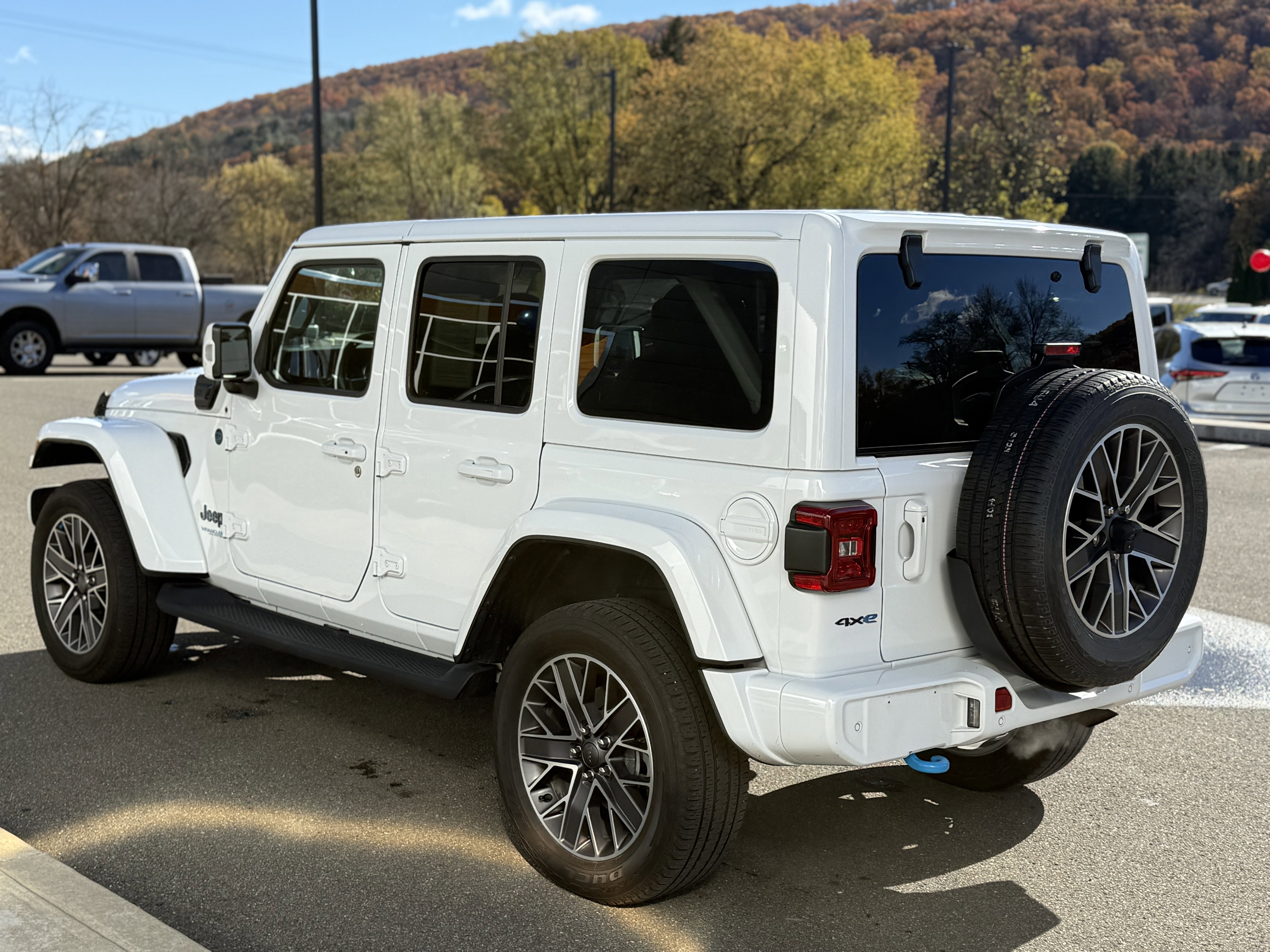 Used 2022 Jeep Wrangler Unlimited Sahara AWD/4WD image 2