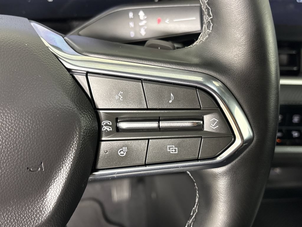 Used 2025 Chevrolet Equinox LT w/ Safety and Technology Package FWD image 18