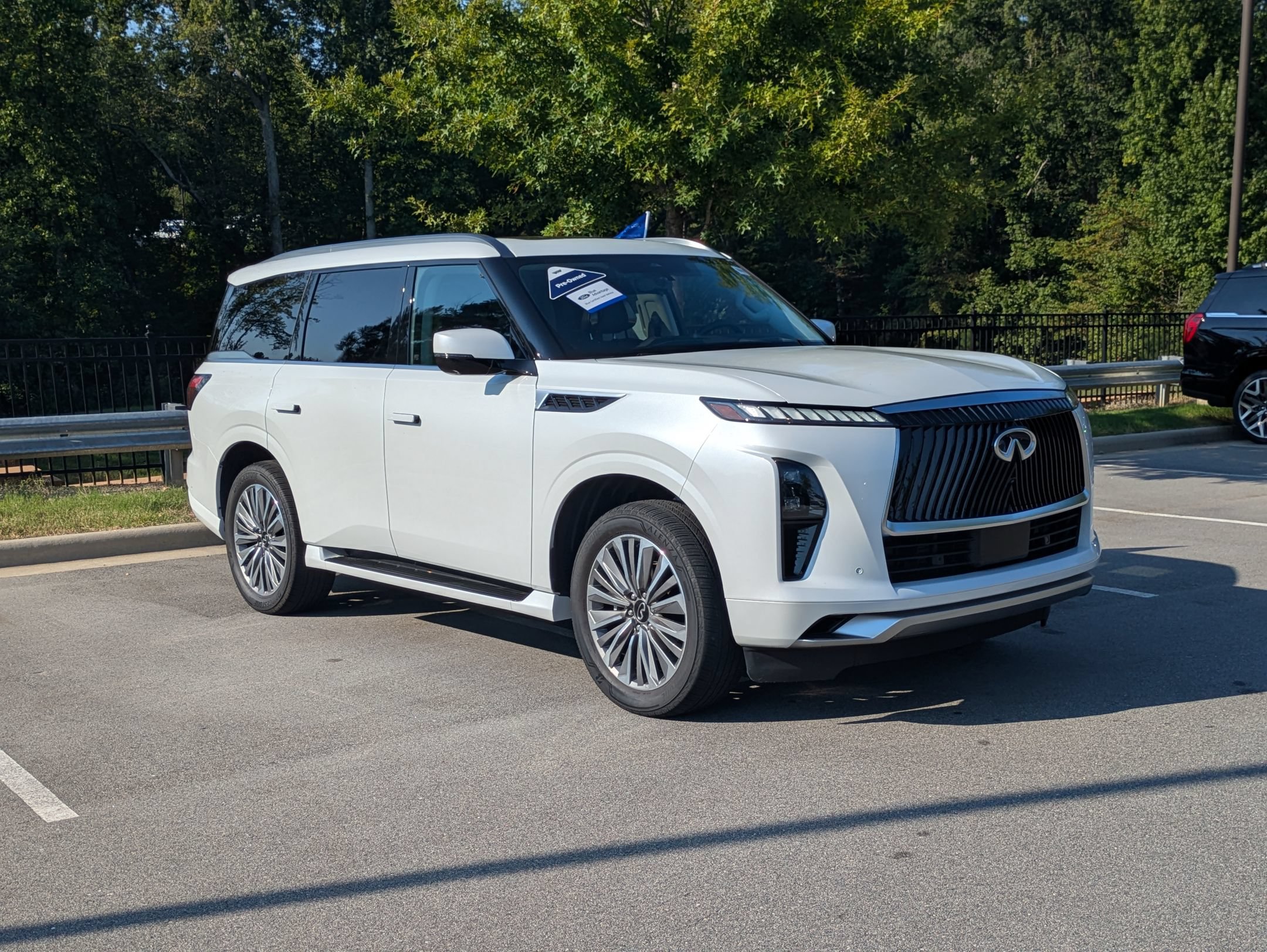 Used 2025 INFINITI QX80 Sensory AWD/4WD image 2