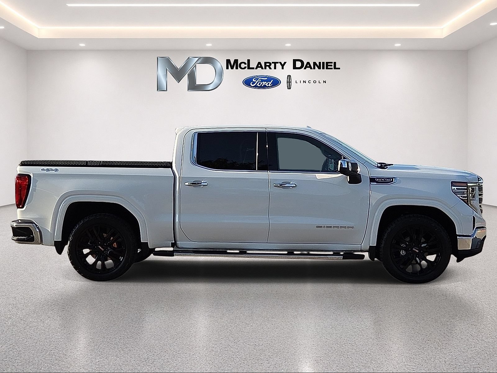 Used 2024 GMC Sierra 1500 SLT w/ SLT Premium Package AWD/4WD image 6