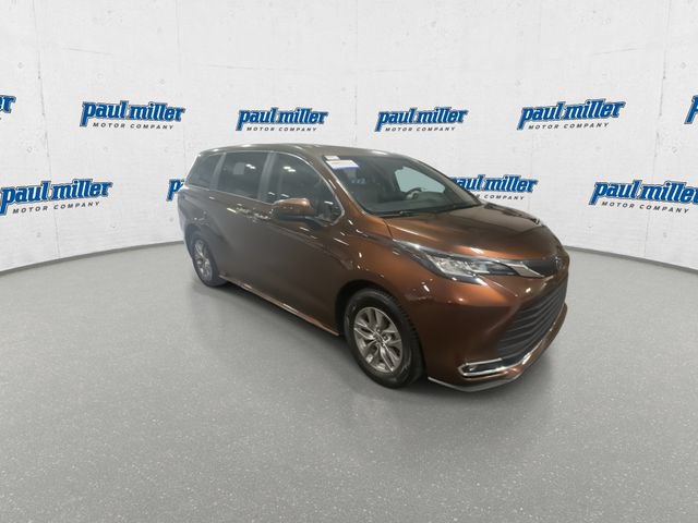 Used 2023 Toyota Sienna XLE FWD image 13