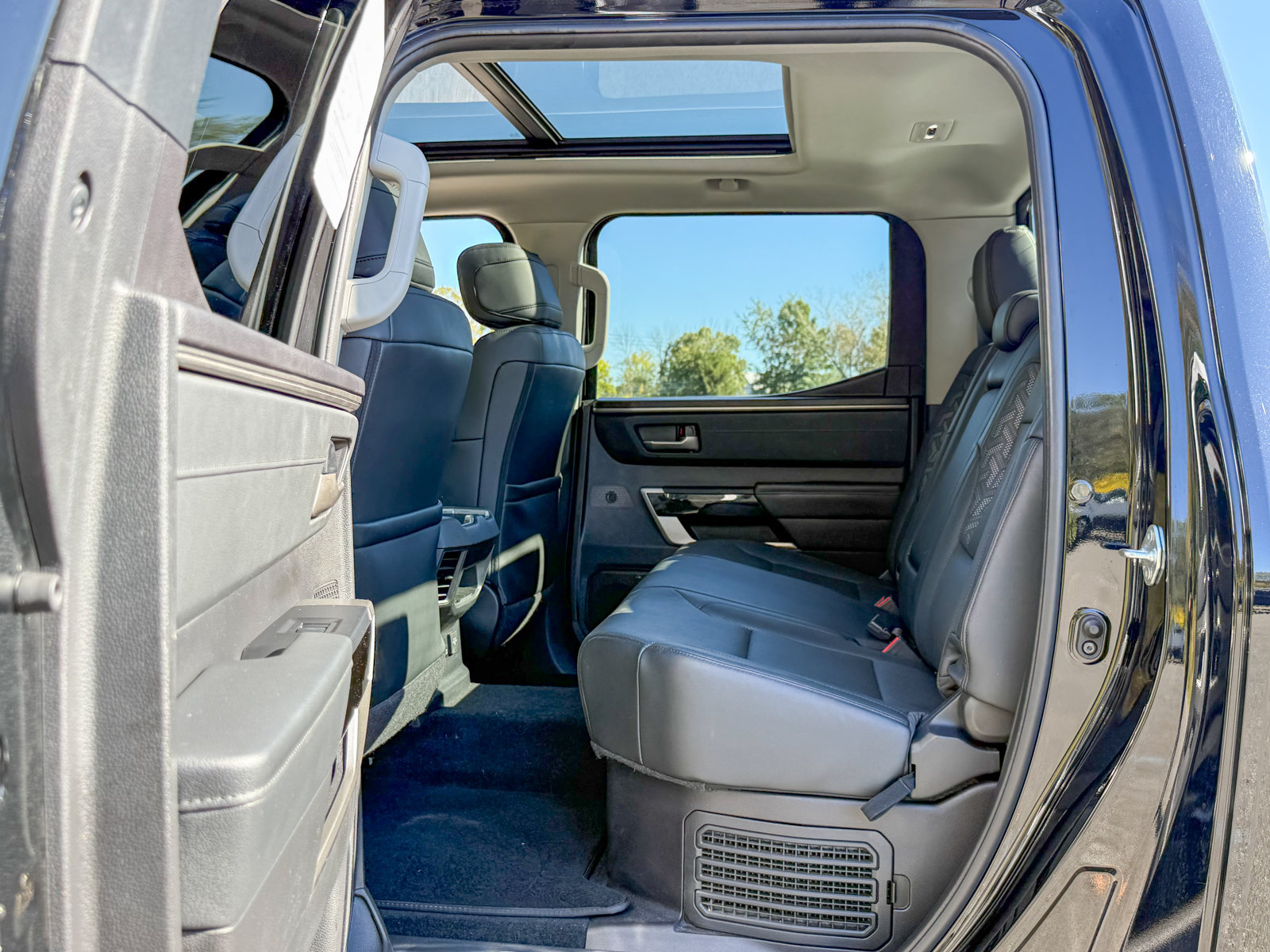 Used 2023 Toyota Tundra Limited w/ Power Package AWD/4WD image 17