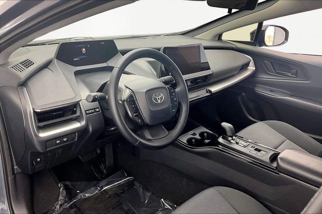 Used 2025 Toyota Prius LE FWD image 14