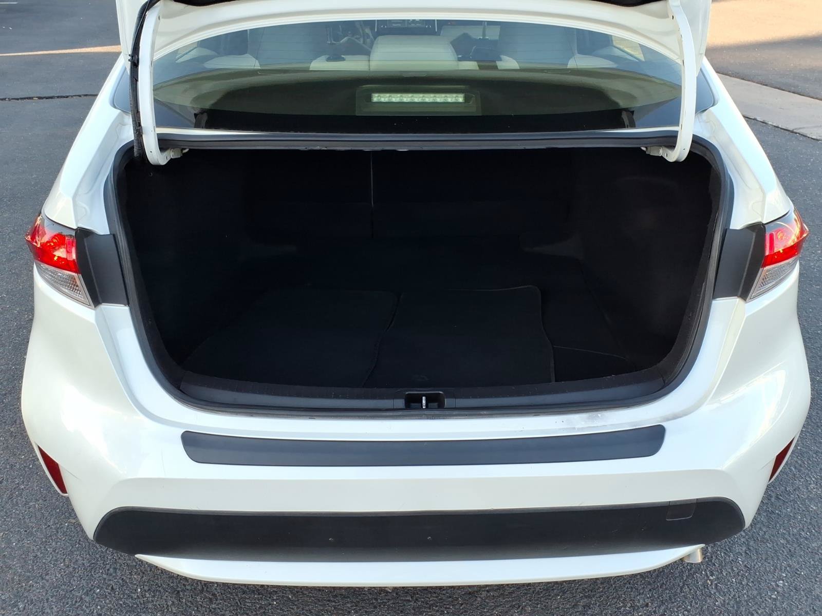Used 2021 Toyota Corolla LE w/ Carpet Mat Package (TMS) FWD image 10