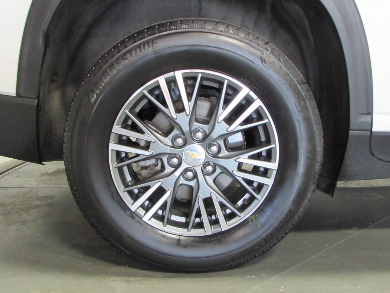 Used 2025 Chevrolet Traverse LT AWD/4WD image 9