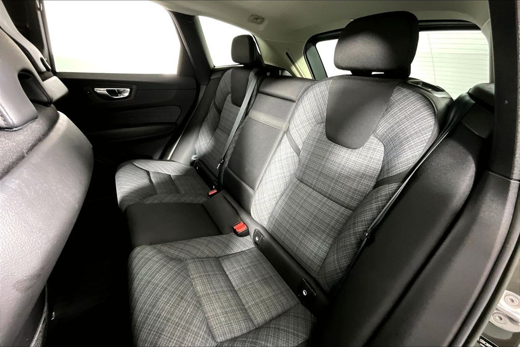 Used 2022 Volvo XC60 B5 Momentum FWD image 26