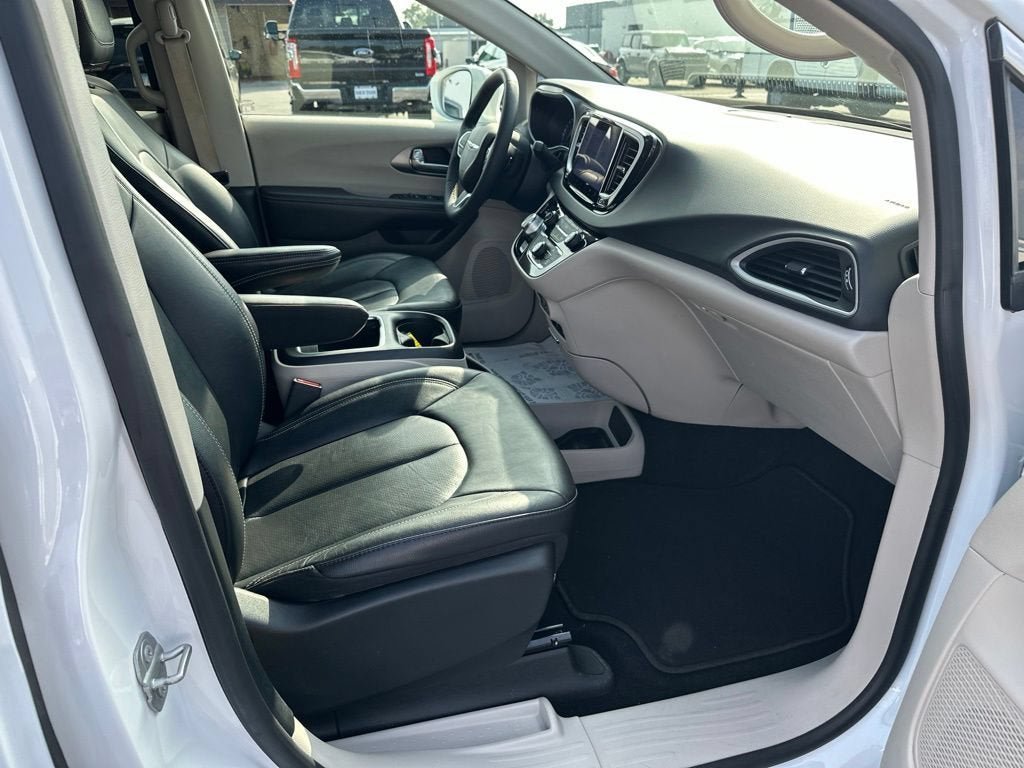 Used 2022 Chrysler Pacifica Touring-L FWD image 13