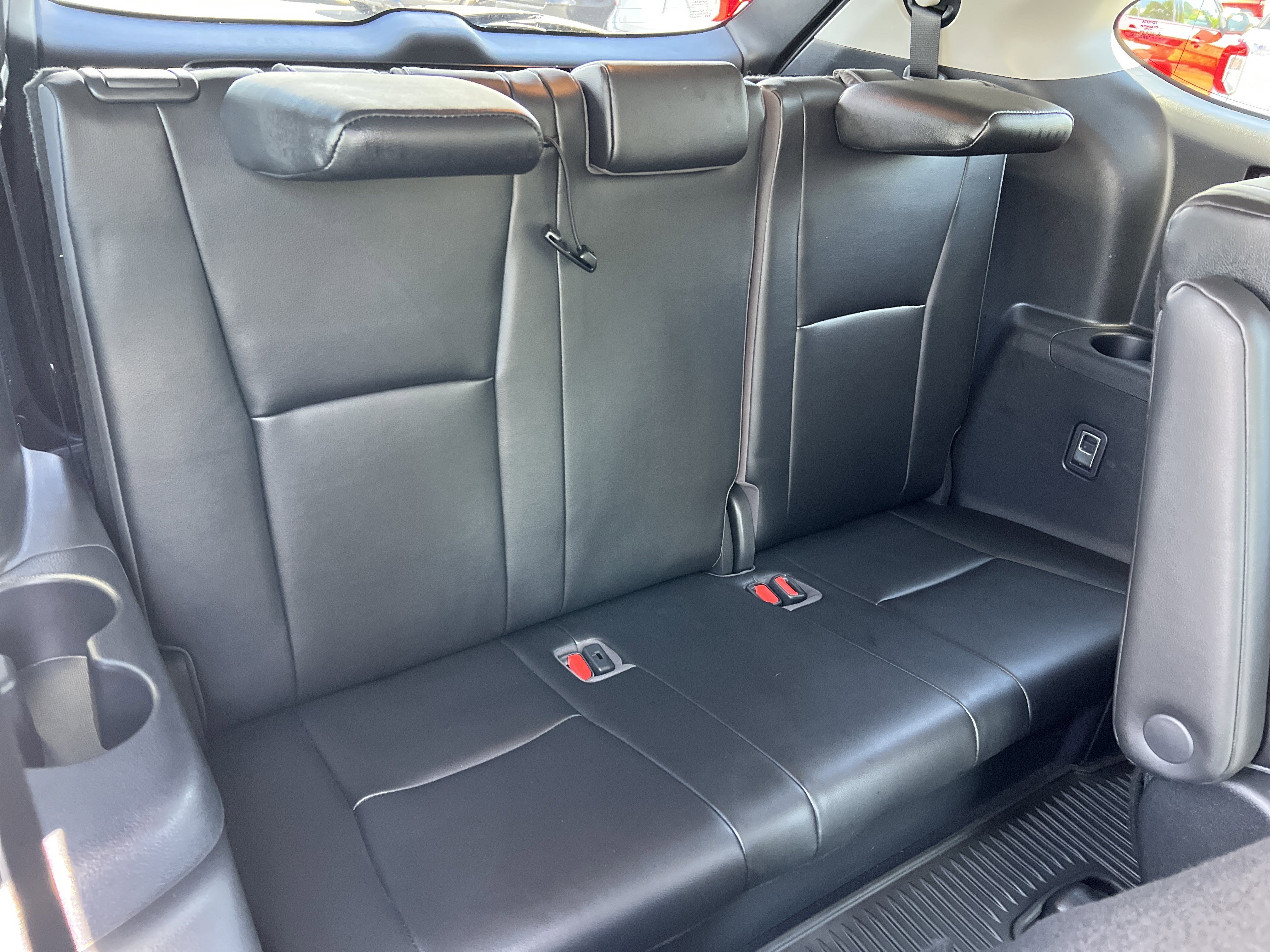 Used 2021 Toyota Highlander XLE AWD/4WD image 17
