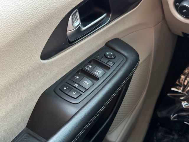 Used 2023 Chrysler Pacifica Touring-L FWD image 35