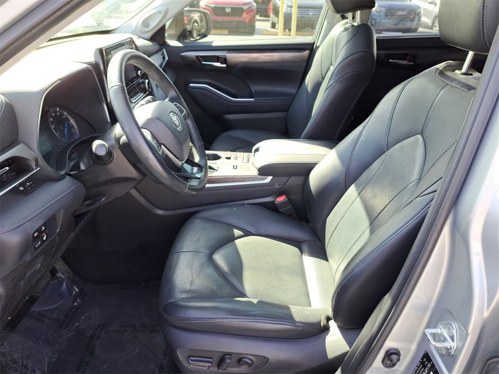 Used 2021 Toyota Highlander Limited image 11