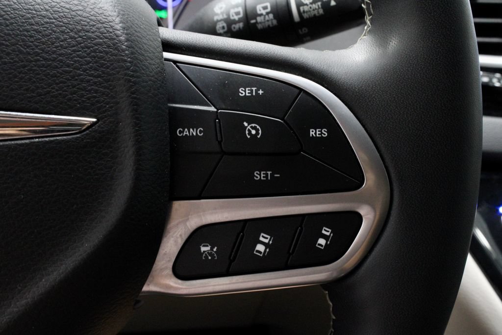 Used 2024 Chrysler Pacifica Touring-L FWD image 29