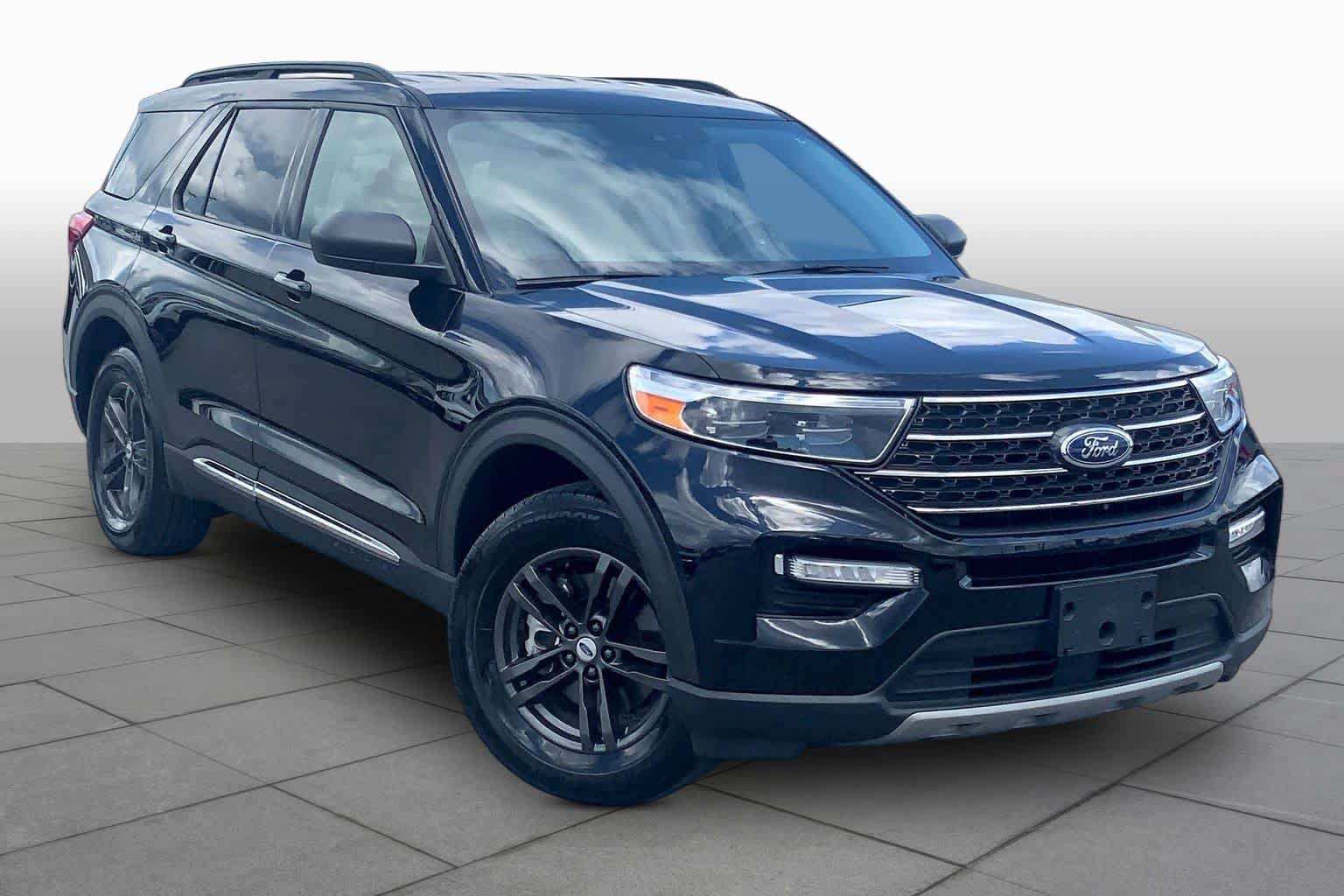 Certified 2023 Ford Explorer XLT w/ Equipment Group 202A AWD/4WD image 3