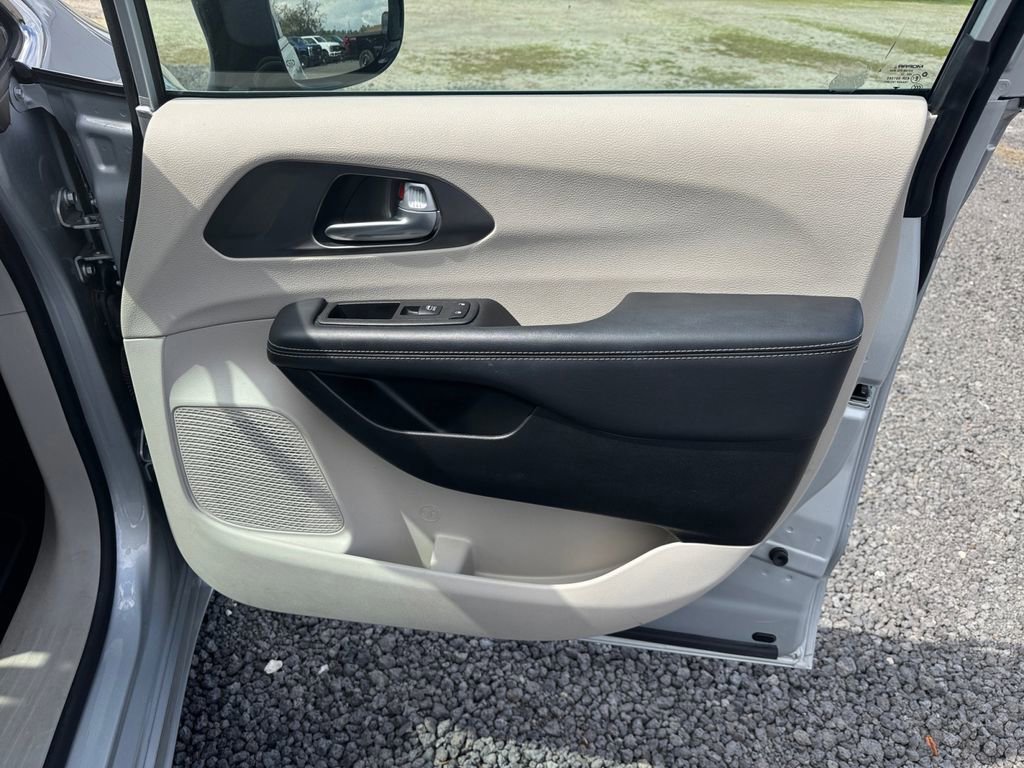 Used 2024 Chrysler Pacifica Touring-L image 22