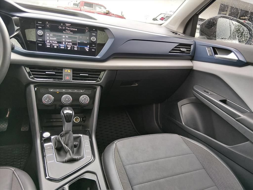 Used 2023 Volkswagen Taos SE w/ Panoramic Sunroof Package FWD image 12