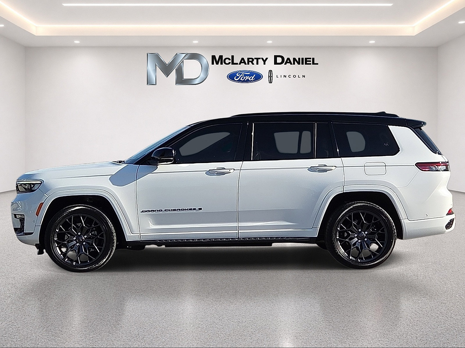 Used 2024 Jeep Grand Cherokee L Summit w/ Advanced Protech Group IV AWD/4WD image 3