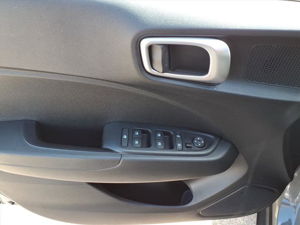 Used 2022 Hyundai Venue SEL FWD image 10