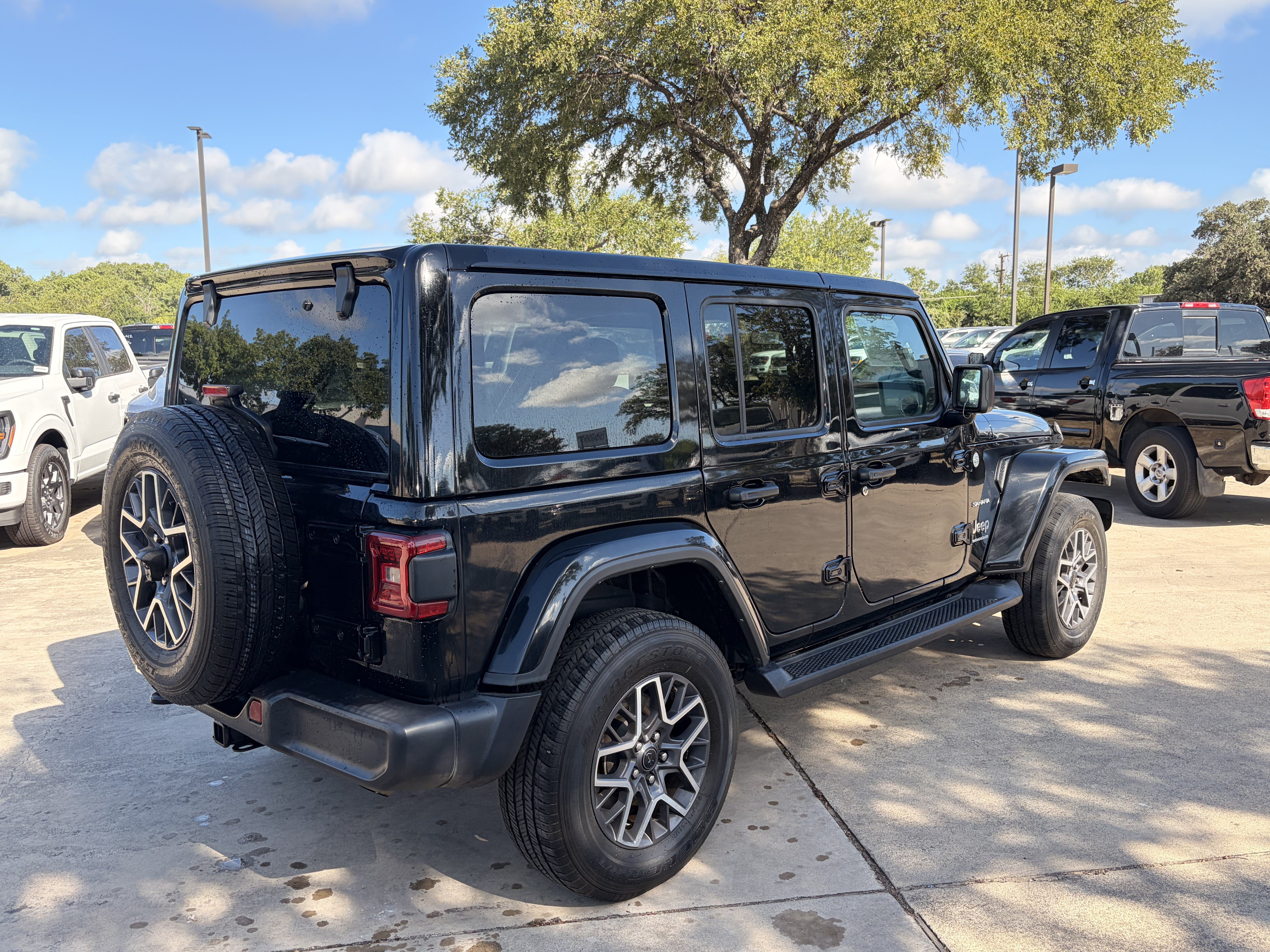 Used 2024 Jeep Wrangler Unlimited Sahara AWD/4WD image 3