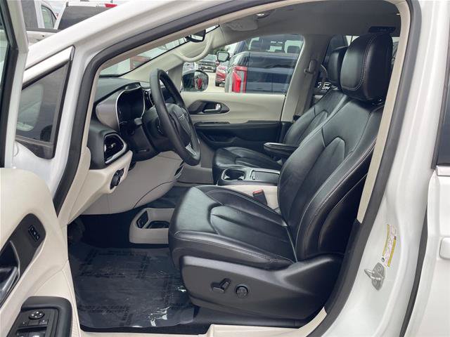 Used 2024 Chrysler Pacifica Touring-L FWD image 17