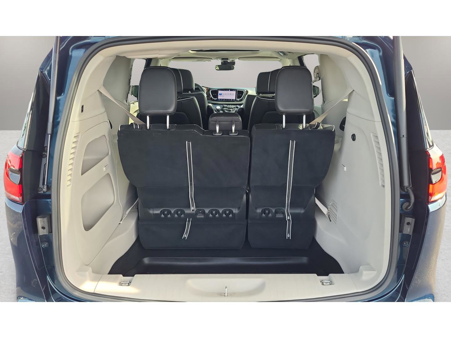 Used 2023 Chrysler Pacifica Limited image 26