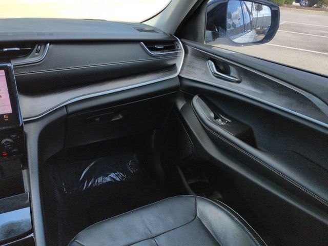 Used 2023 Jeep Grand Cherokee Limited w/ Black Appearance Package AWD/4WD image 17