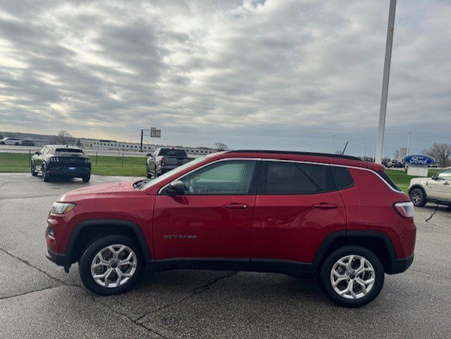 Used 2025 Jeep Compass Latitude AWD/4WD image 6