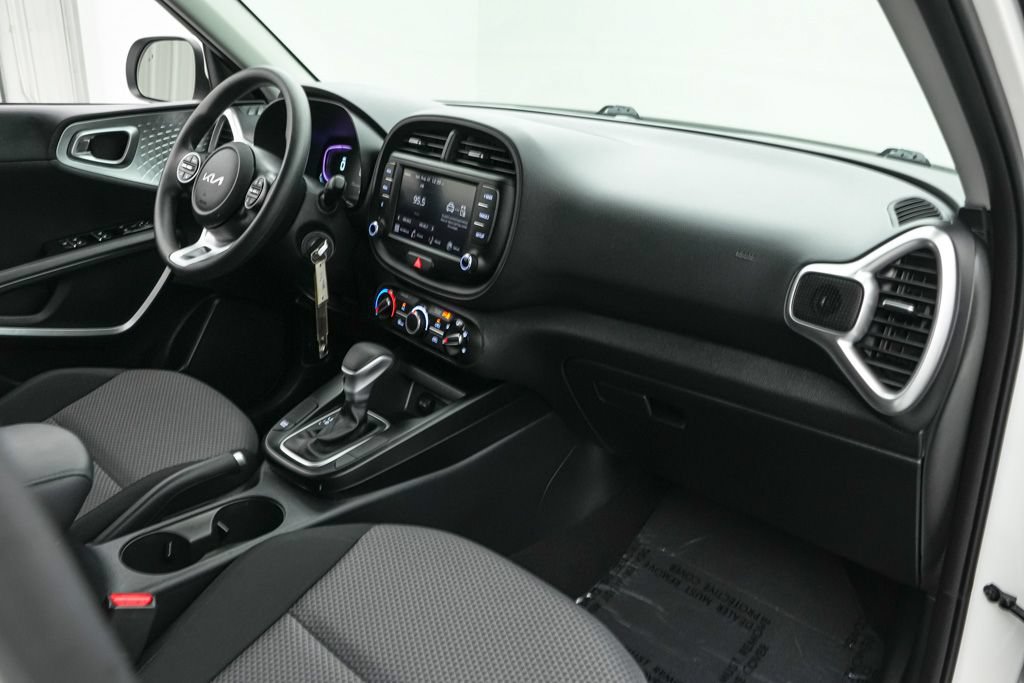 Used 2025 Kia Soul LX w/ LX Technology Package FWD image 21