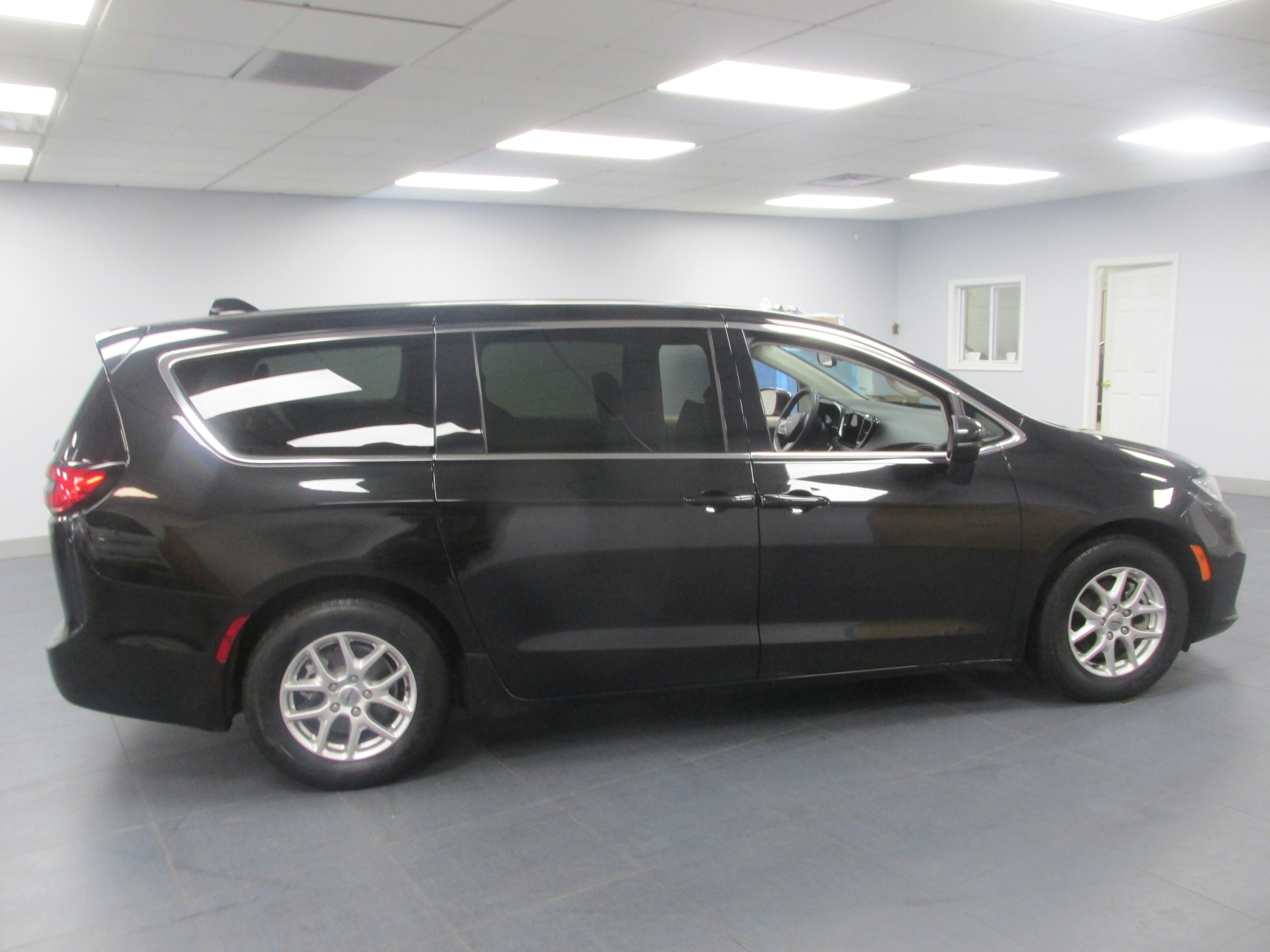 Used 2023 Chrysler Pacifica Touring-L FWD image 4