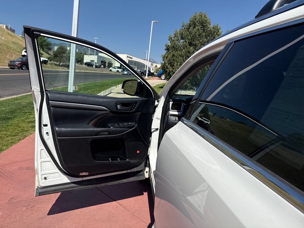 Used 2019 Toyota Highlander Limited Platinum AWD/4WD image 11