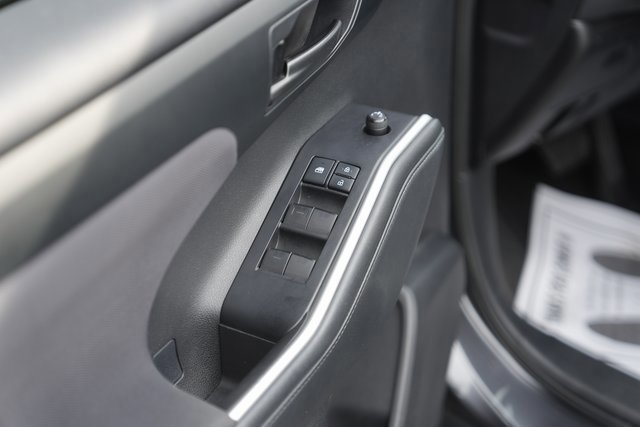 Used 2021 Toyota Highlander LE image 28