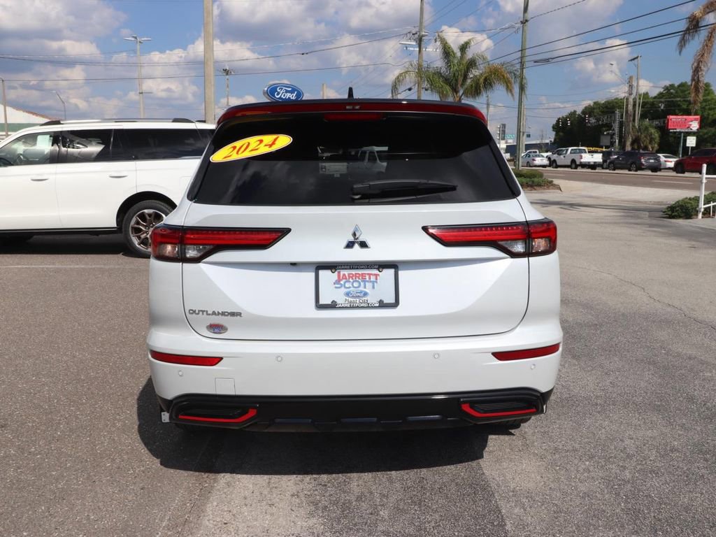 Used 2024 Mitsubishi Outlander SE Black Edition image 4
