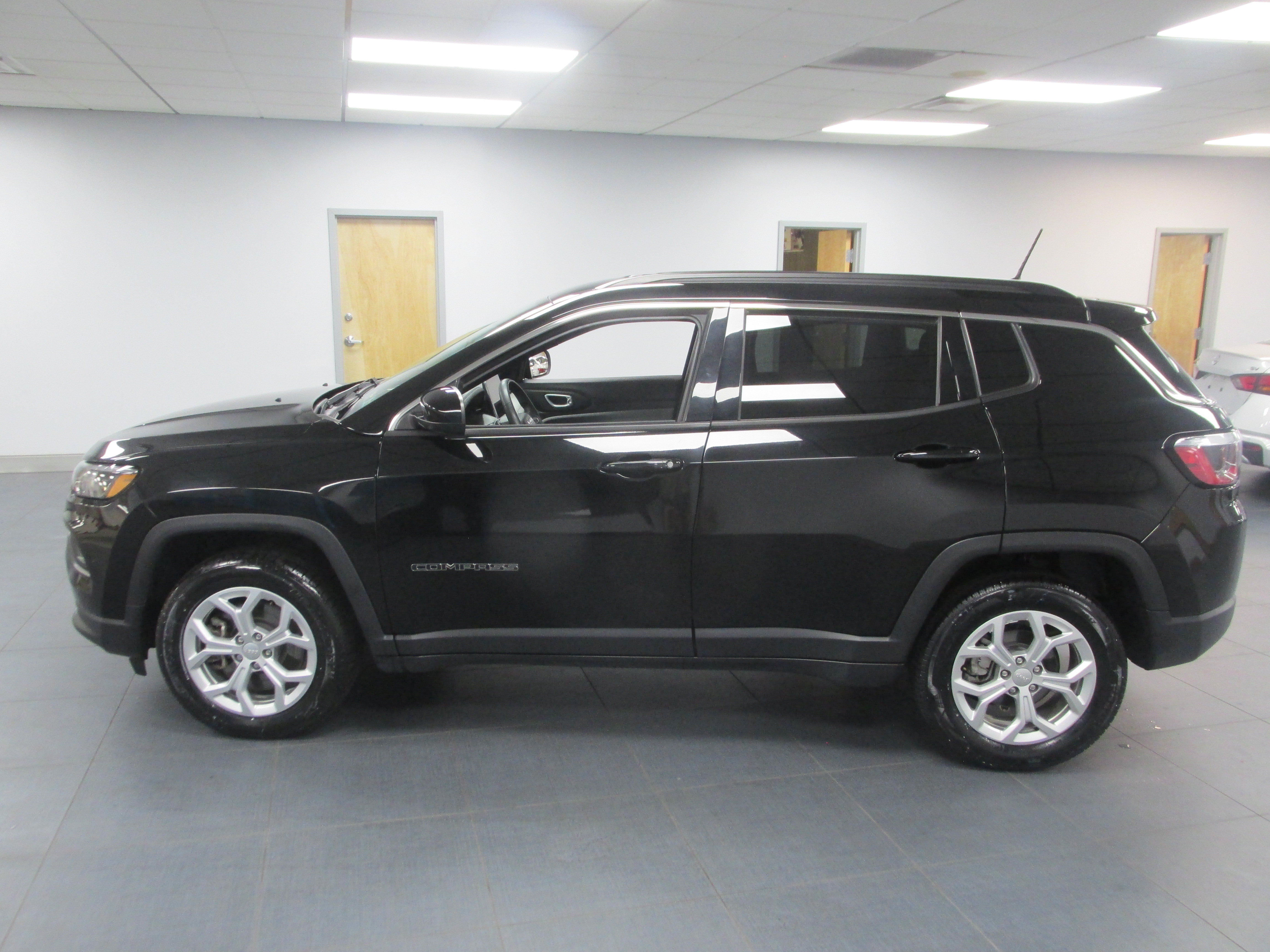 Used 2024 Jeep Compass Latitude AWD/4WD image 8