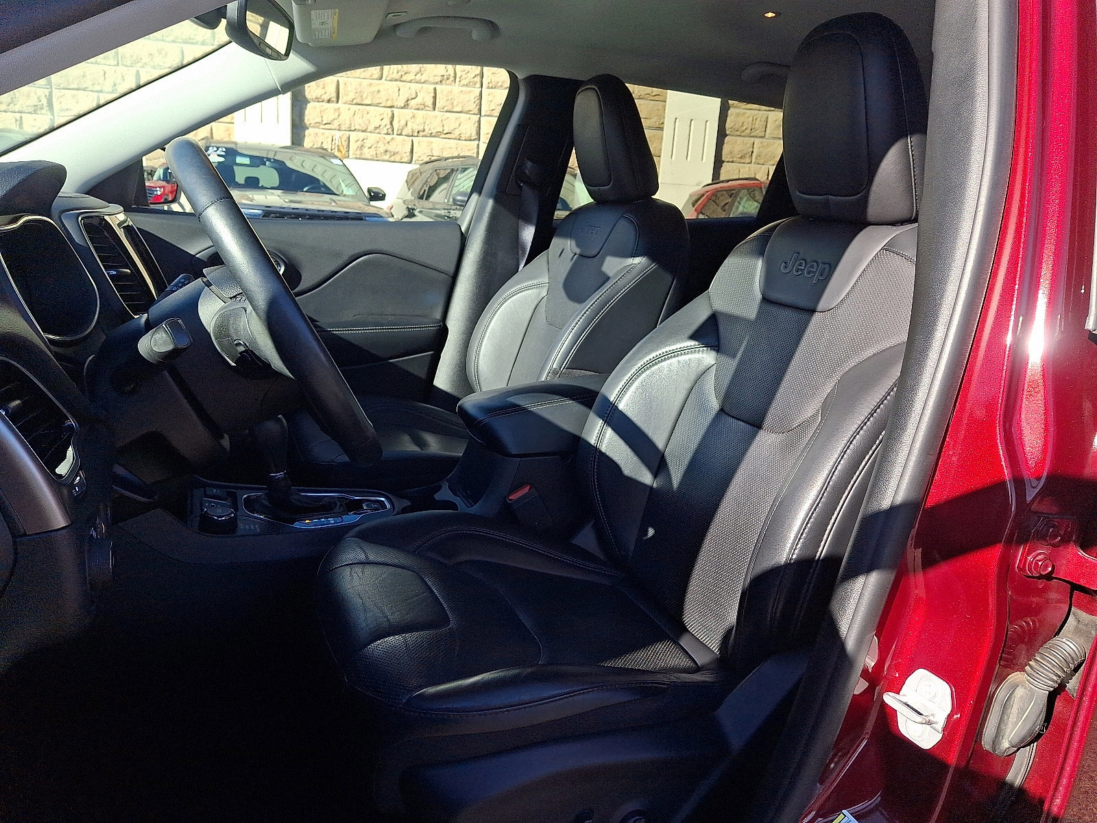 Used 2019 Jeep Cherokee Limited image 13