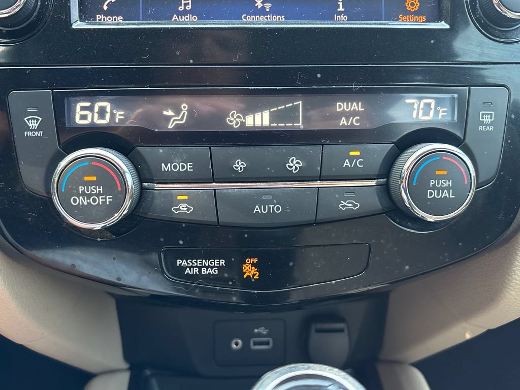 Used 2018 Nissan Rogue SV AWD/4WD image 16