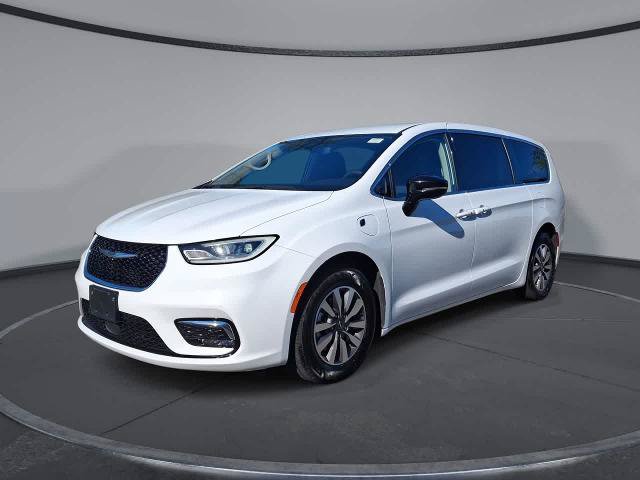 Used 2024 Chrysler Pacifica Limited FWD image 1