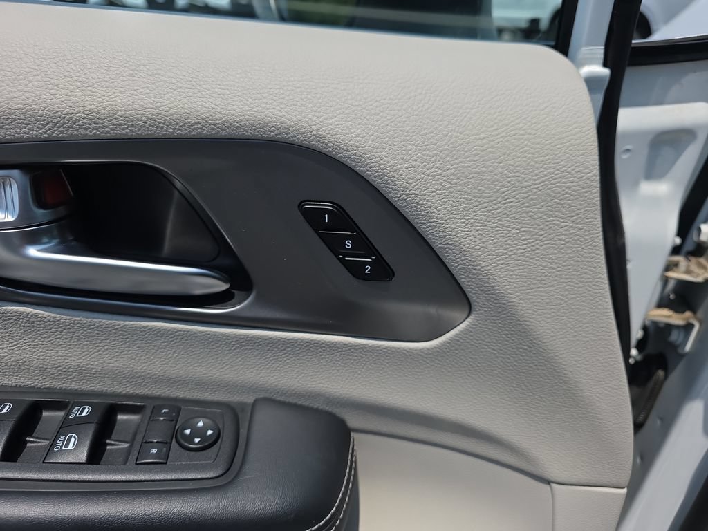 Used 2023 Chrysler Pacifica Touring-L FWD image 17