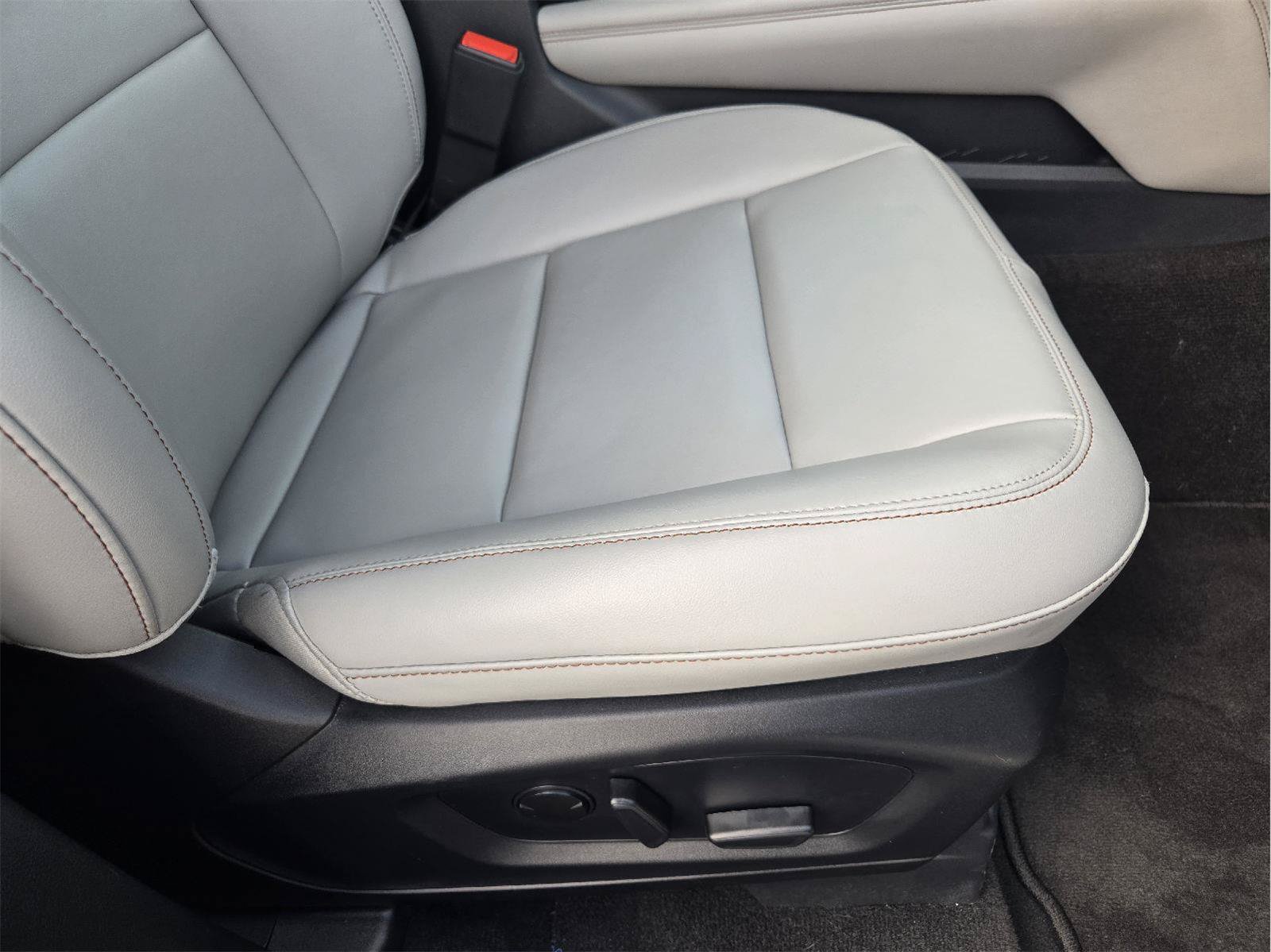 Certified 2025 Ford Explorer Active w/ Active Comfort Package RWD image 22