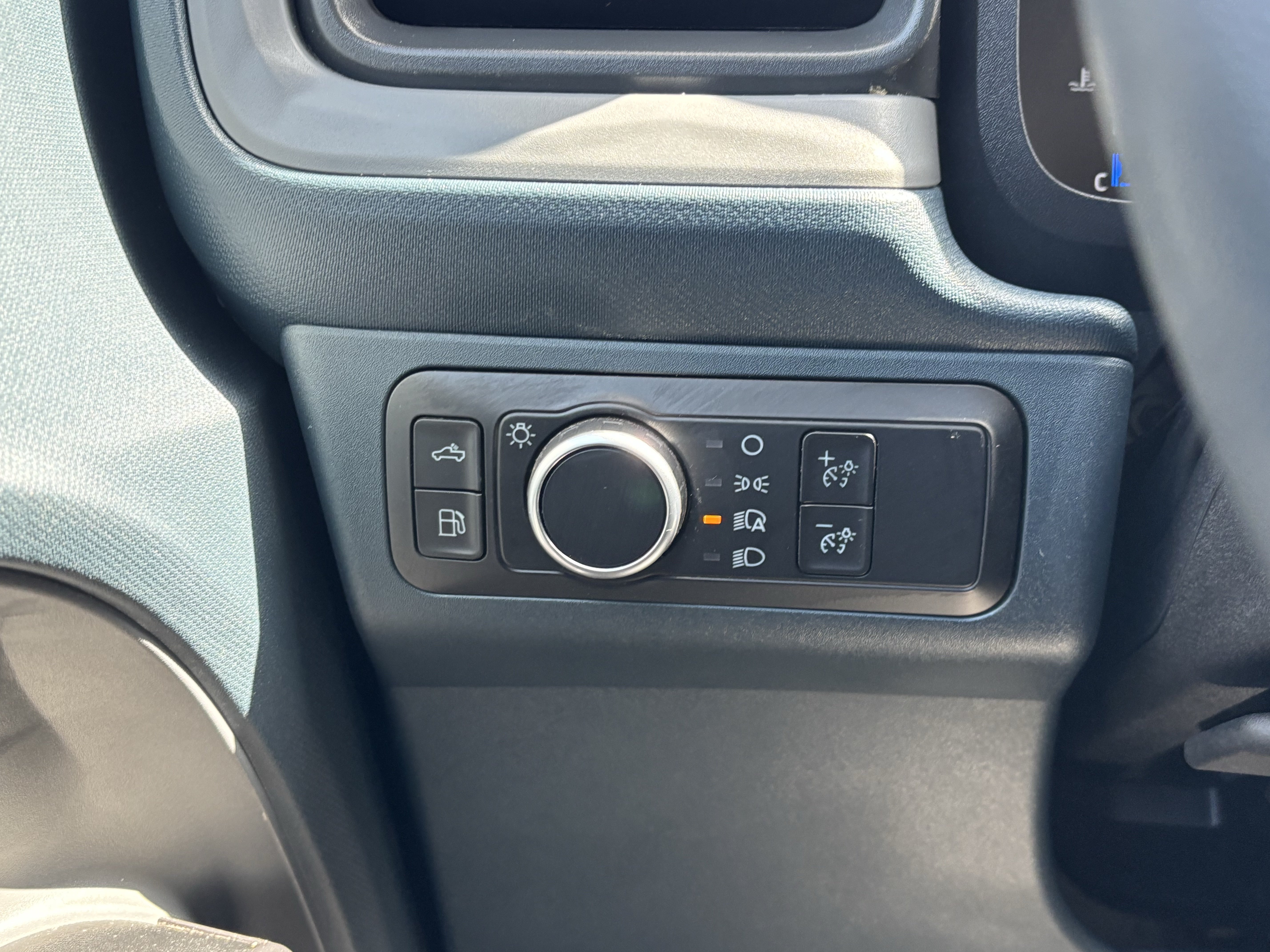 Certified 2025 Ford Maverick XL FWD image 37