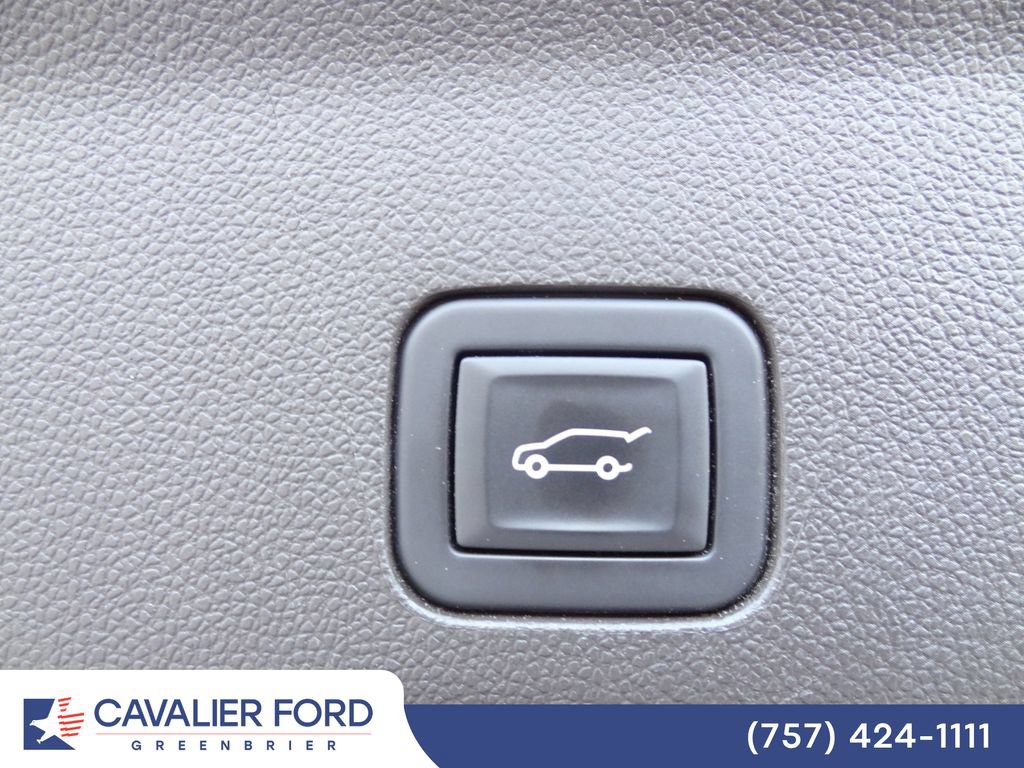 Used 2023 GMC Yukon SLT w/ SLT Luxury Package RWD image 11