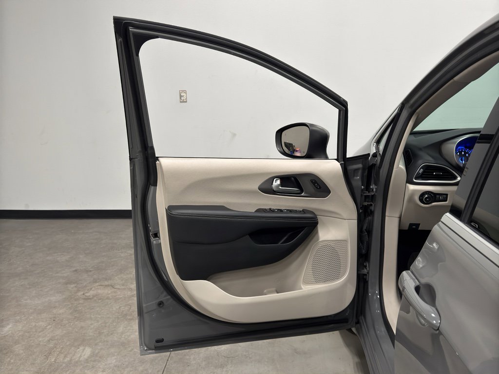 Used 2023 Chrysler Pacifica Touring-L image 9
