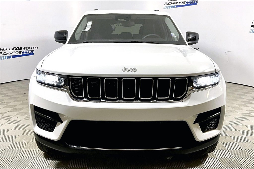 Used 2023 Jeep Grand Cherokee Laredo X image 2